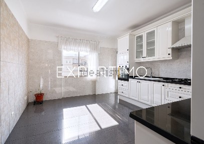 Apartamento T3 à venda na Avenida Doutor António Rodrigues Manito s/n