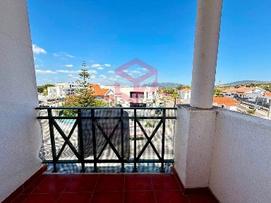 Apartamento T2 à venda na Rua Augusto Gil, 2 D