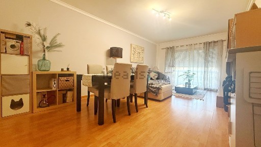 Apartamento T3 à venda na Praça Latino Coelho