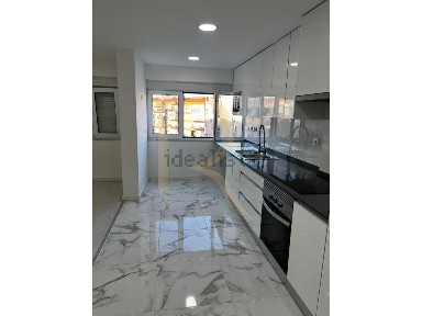 Apartamento T3 à venda no Centro de Laranjeiro