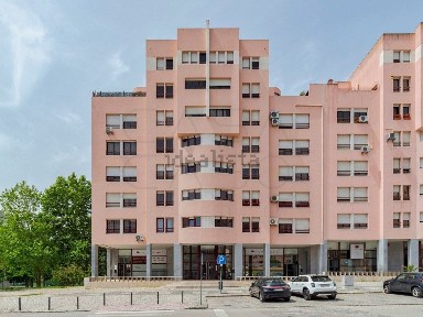 Apartamento T3 à venda na Rua Francisco Sá Carneiro
