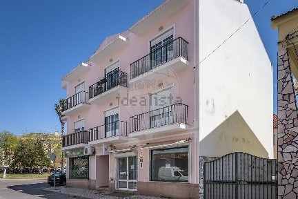 Apartamento T2 à venda na Rua Vitorino Nemésio