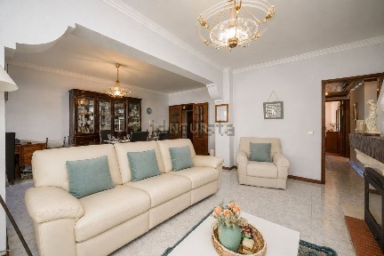 Apartamento T4 à venda na Rua João Maria Jales, 18