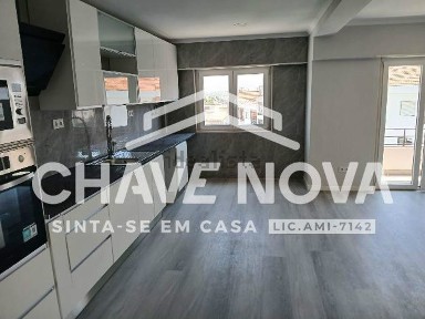 Apartamento T4 à venda na Rua Infante Dom Augusto
