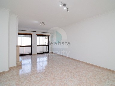 Apartamento T2 à venda na Rua Américo da Silva Marinho