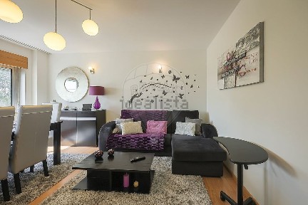 Apartamento T2 à venda na Rua Vitorino Nemésio, 93