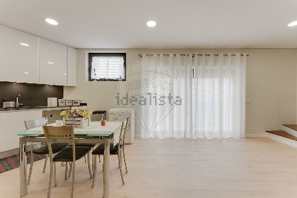Apartamento T3 à venda na Rua Hintze Ribeiro