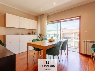 Apartamento T3 à venda na Rua Amigos da Feira s/n
