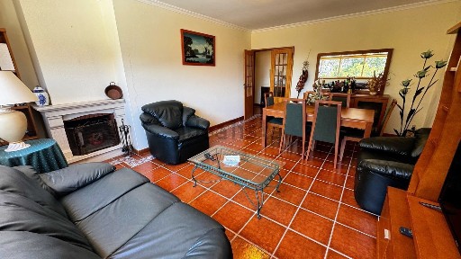 Apartamento T2 à venda na Rua Vitorino Nemésio, 14