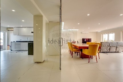 Apartamento T4 à venda na Rua Dom Carlos I