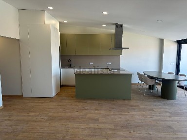 Apartamento T3 à venda na Rua de Aires Barbosa