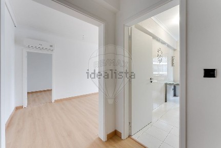 Apartamento T2 à venda na Rua da Guiné Bissau