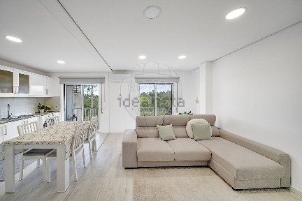 Apartamento T2 à venda na Rua Principal