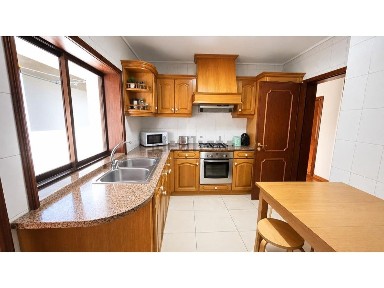 Apartamento T6 à venda no Bairro do Liceu - 5 Bicas