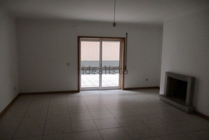 Apartamento T3 à venda na Rua do Centro Vidreiro