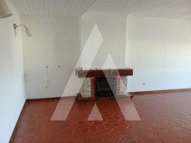 Apartamento T3 à venda no Largo Carapeteira