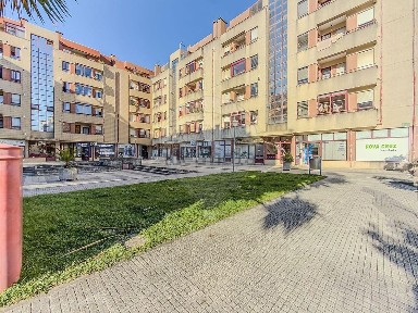 Apartamento T3 à venda na Praceta Francisco Sá Carneiro