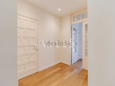Apartamento T2 à venda na Rua Hintze Ribeiro