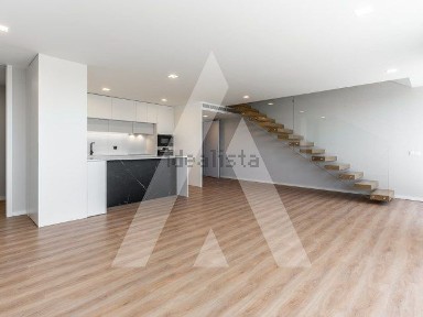Apartamento T4 à venda na Avenida Fausto Ferreira