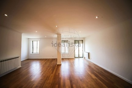 Apartamento T4 à venda na Rua 33