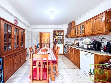 Apartamento T3 à venda na Rua Mousinho Magro