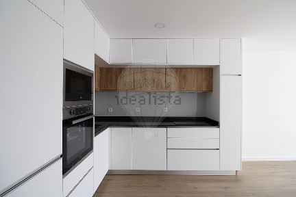 Apartamento T3 à venda na Rua José Vaz de Carvalho
