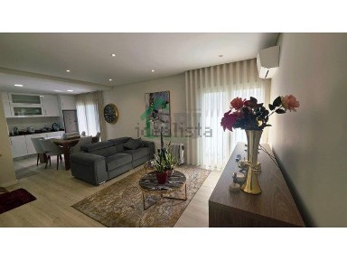 Apartamento T1 à venda na Rua Centro de Artes