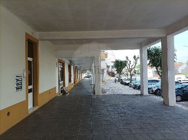 Espaço comercial à venda na Rua António Coelho de Oliveira