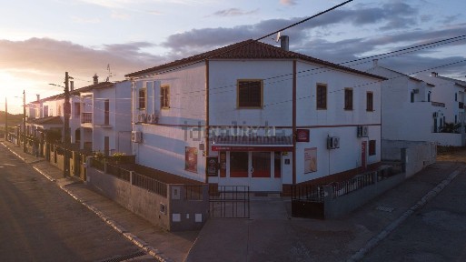 Espaço comercial à venda no Largo Rogério Bação Barreto, 3