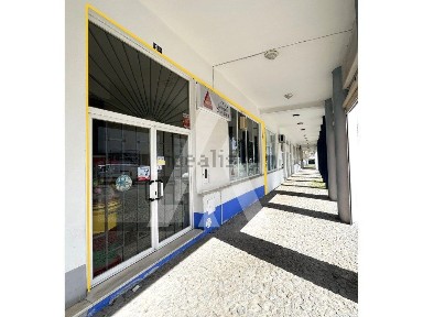 Espaço comercial à venda em Bacelo e Senhora da Saúde