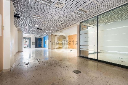 Espaço comercial à venda no Largo 5 D'outubro, 16