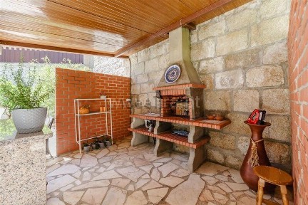 Moradia geminada à venda em Tortosendo