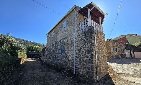 Moradia independente à venda em Pêro Viseu
