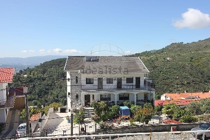 Moradia independente à venda na Rua Montes Hermínios