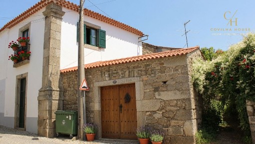 Moradia geminada à venda na Rua da Igreja