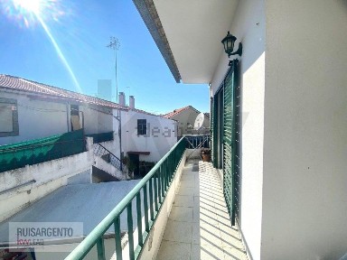 Moradia independente à venda na Rua da Nossa Senhora de Oliveira