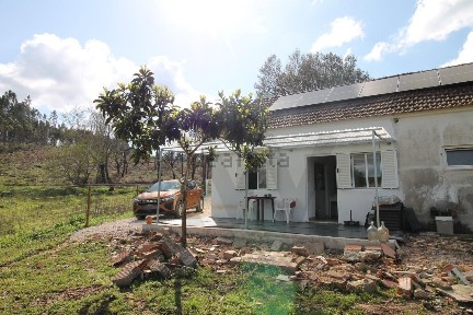 Casa ou moradia à venda na Avenida General Humberto Delgado, 99