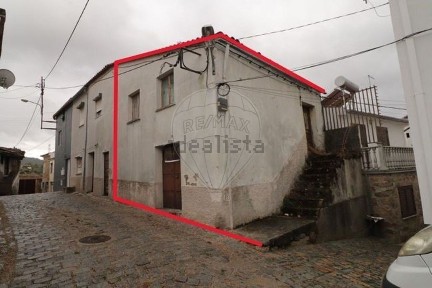 Moradia independente à venda na Rua Luís de Sousa Rodrigues