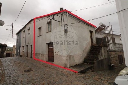 Moradia independente à venda na Rua Luís de Sousa Rodrigues