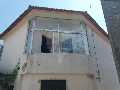 Moradia independente à venda na Rua Maria do Rosário Rodrigues