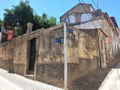 Moradia independente à venda na Rua dos Oleiros