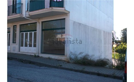 Espaço comercial à venda na Rua Principal de Alcobia