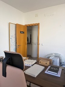 Arrendamento de escritório com espaços partilhados na Rua Miguel Torga, 3
