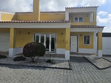 Moradia independente à venda em Alfeizerão
