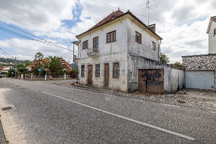 Moradia independente à venda na Rua dos Pedrosos