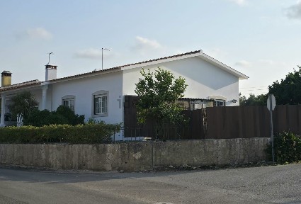 Moradia geminada à venda na Rua Principal
