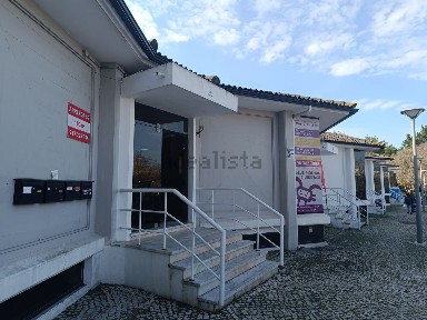 Arrendamento de escritório com espaços partilhados no Largo da Lagoa