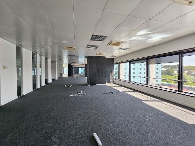 Arrendamento de escritório privado na Rua Soeiro Pereira Gomes, 1
