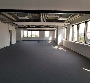Arrendamento de escritório com espaços partilhados na Rua Tomás da Fonseca