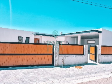 Moradia independente à venda em Alfeizerão